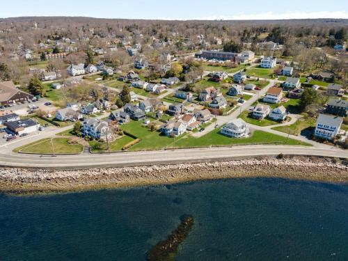 Spacious Coastal Tiverton Waterfront Getaway Cottage