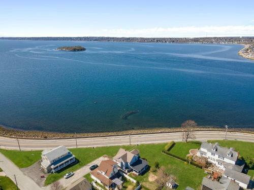 Spacious Coastal Tiverton Waterfront Getaway Cottage