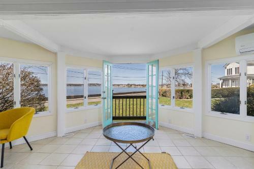 Spacious Coastal Tiverton Waterfront Getaway Cottage
