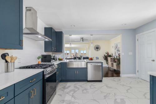 Spacious Coastal Tiverton Waterfront Getaway Cottage