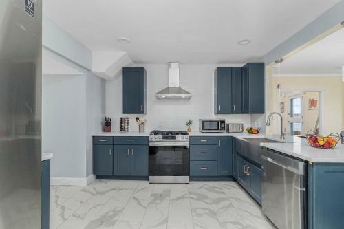 Spacious Coastal Tiverton Waterfront Getaway Cottage