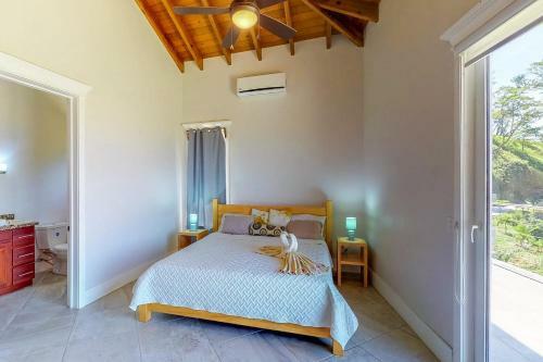 Paradise Villa @coral Views, French Harbour