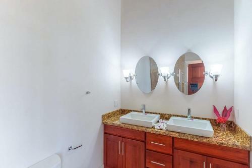 Paradise Villa @coral Views, French Harbour