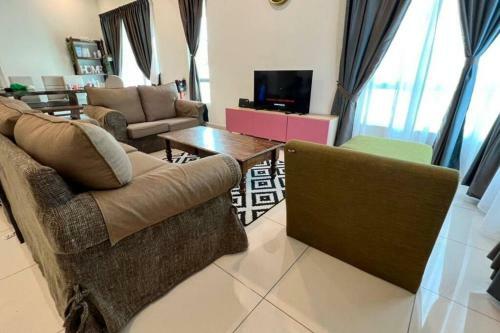Fully AC Home & 4 -bedroom With Free Parking.