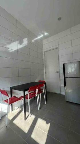 Fully AC Home & 4 -bedroom With Free Parking.