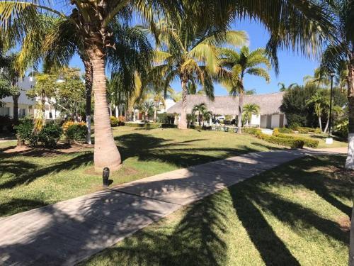 Hermosa Casa En Fracc Privado Con Alberca Id Rv-
