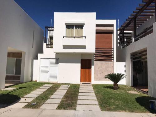 Hermosa Casa En Fracc Privado Con Alberca Id Rv-
