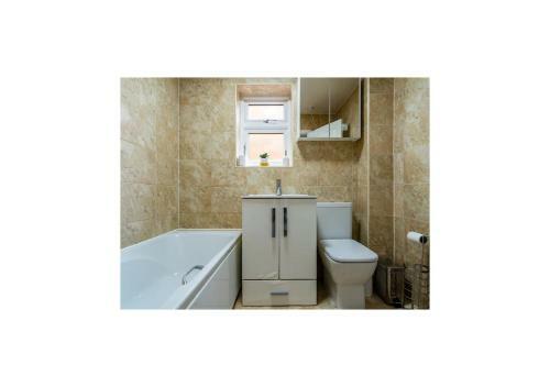 Charming 4-bedroom House With Garden