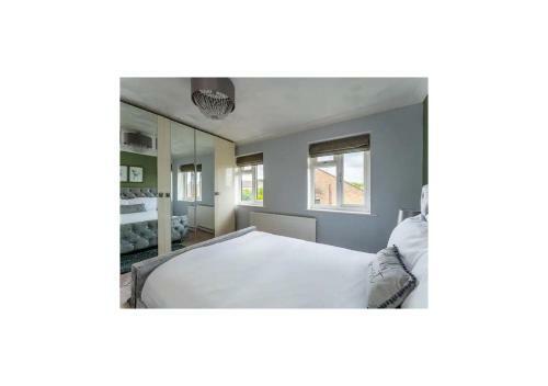 Charming 4-bedroom House With Garden