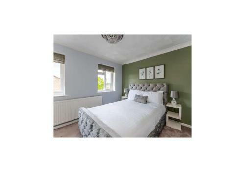 Charming 4-bedroom House With Garden