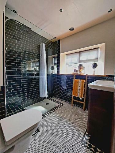 Beautiful 1 Bedroom Cottage With Fireplace