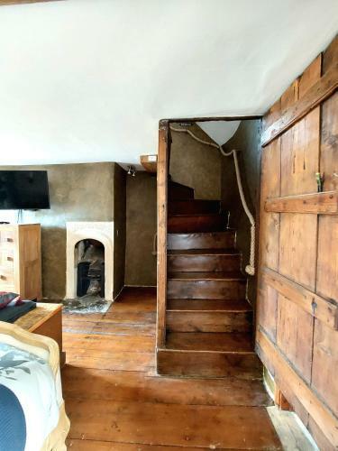 Beautiful 1 Bedroom Cottage With Fireplace