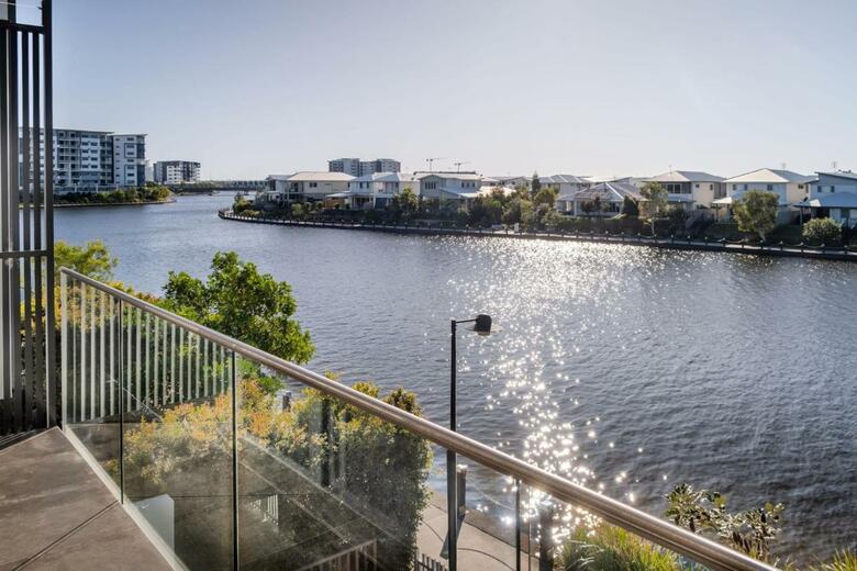 Luxury Lakeside Birtinya With Stunning Waterfront View