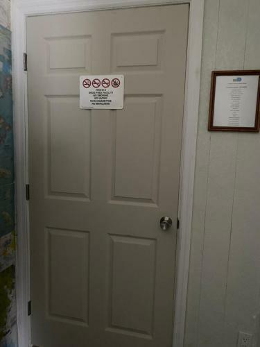 Hostal Private Room With King Bed - Free Parking & Fast Wifi
