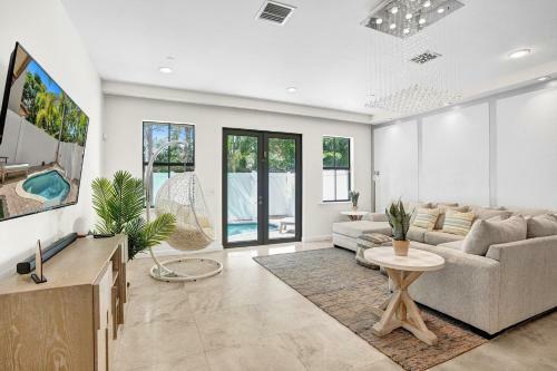 Luxury! 4bed Private Pool Deck! 1,7mi To Beach Townhouse