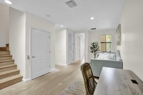 Luxury! 4bed Private Pool Deck! 1,7mi To Beach Townhouse