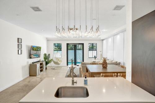 Luxury! 4bed Private Pool Deck! 1,7mi To Beach Townhouse