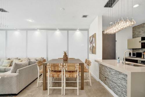 Luxury! 4bed Private Pool Deck! 1,7mi To Beach Townhouse