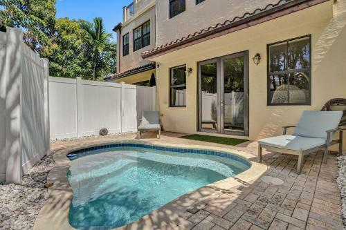 Luxury! 4bed Private Pool Deck! 1,7mi To Beach Townhouse