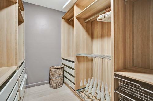 Luxury! 4bed Private Pool Deck! 1,7mi To Beach Townhouse