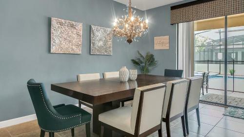 Dream Escape Large Home Located In Champion Gates