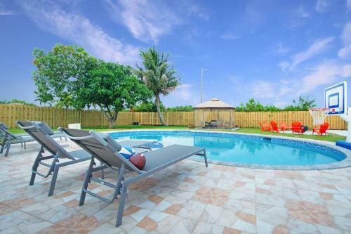 Home In West Palm Beach With Pool And Pool Table!