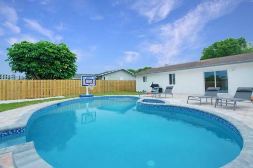 Home In West Palm Beach With Pool And Pool Table!