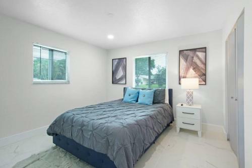 Home In West Palm Beach With Pool And Pool Table!