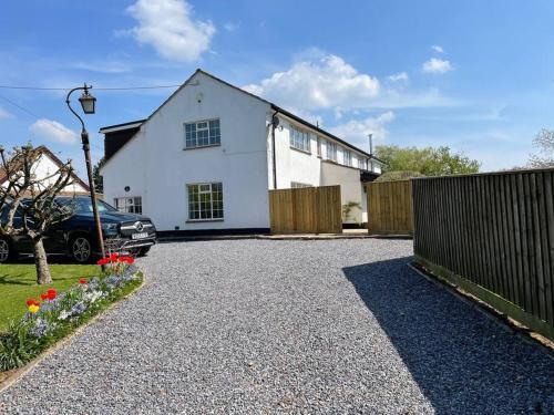 Entire House With Stunning Gardens And Pool.