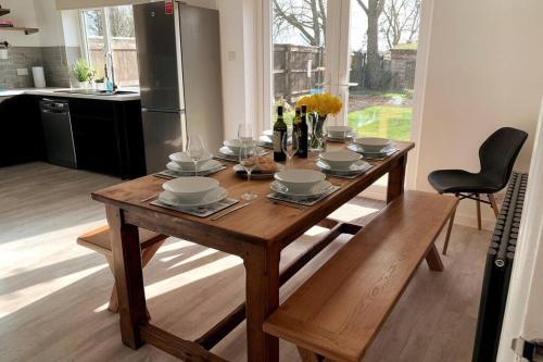 Entire House With Stunning Gardens And Pool.