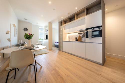 Luxury Apartments - Heathrow Airport - Free Parking