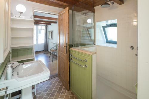 Stylish Guesthouse With Pool In Natural Park