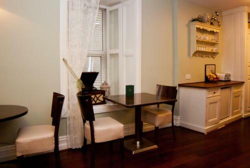 Hostal 7 Cross Street Boutique Townhouse