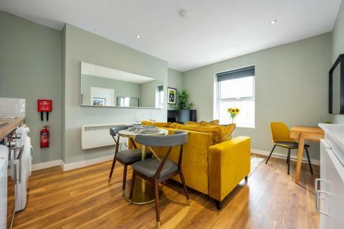 Host Apartments - Georgian Quarter Cosy Retreat