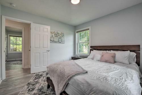 Charming Apex Home With Back Deck And Grill!