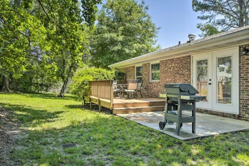 Charming Apex Home With Back Deck And Grill!
