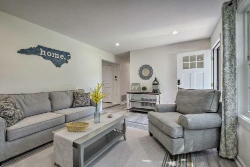 Charming Apex Home With Back Deck And Grill!