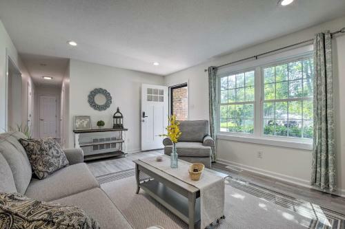 Charming Apex Home With Back Deck And Grill!