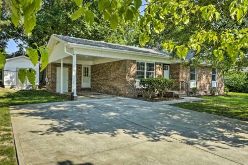 Charming Apex Home With Back Deck And Grill!