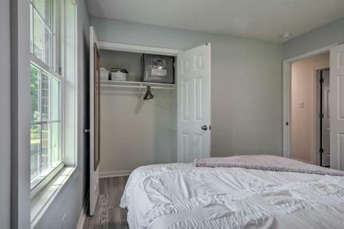 Charming Apex Home With Back Deck And Grill!