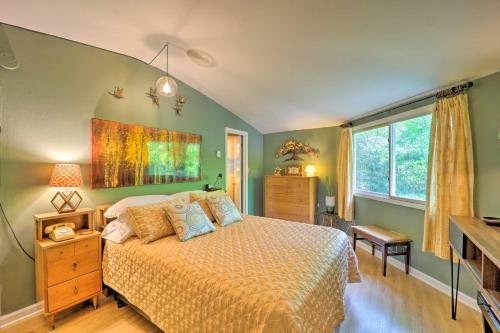 Bright Banner Elk House With Fireplace And Deck!