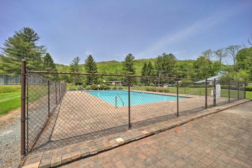 Bright Banner Elk House With Fireplace And Deck!