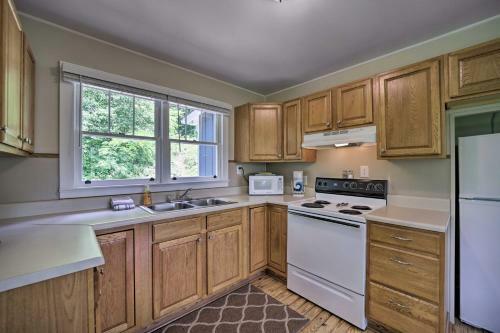 Enchanting Bryson City Cottage With Mtn Views!