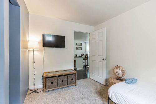 Updated Adorable Bungalow Parking Uptown Area