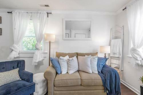 Updated Adorable Bungalow Parking Uptown Area
