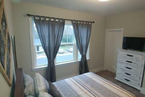 Spacious Belmont Living 1 Mile From Uptown