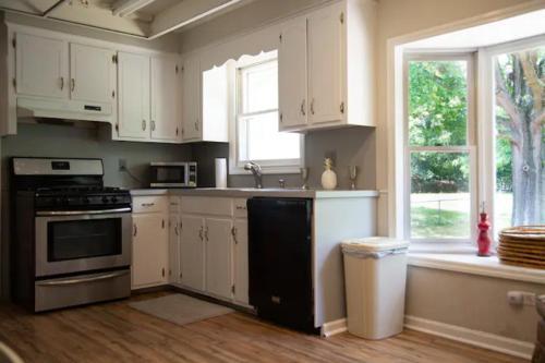 Charming 1960s Home Short Walk To Uptown Lightrail-unit 1