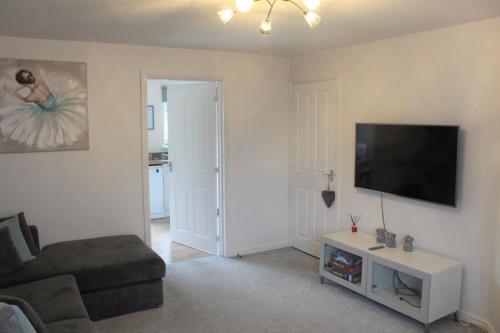 Modern 2 Bedroom Home, Free Parking.
