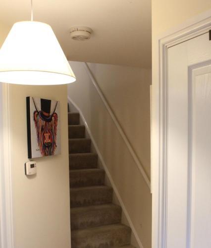 Modern 2 Bedroom Home, Free Parking.