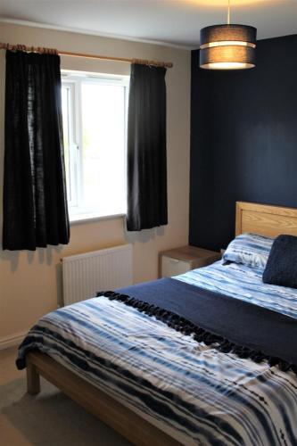 Modern 2 Bedroom Home, Free Parking.